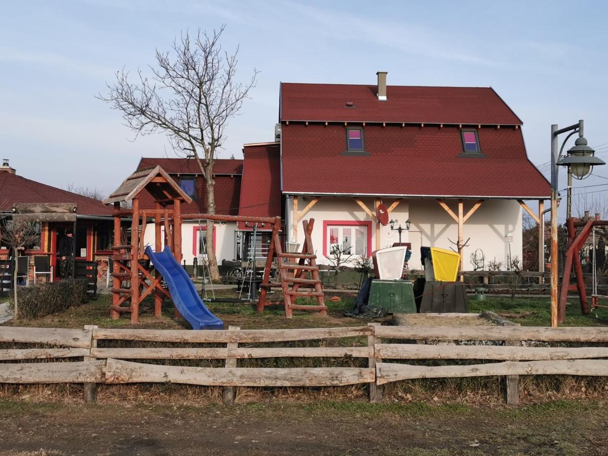 Keresz Panzio Bed and Breakfast Martely Eksteriør billede